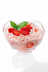 杯草莓奶油在白色背景图片