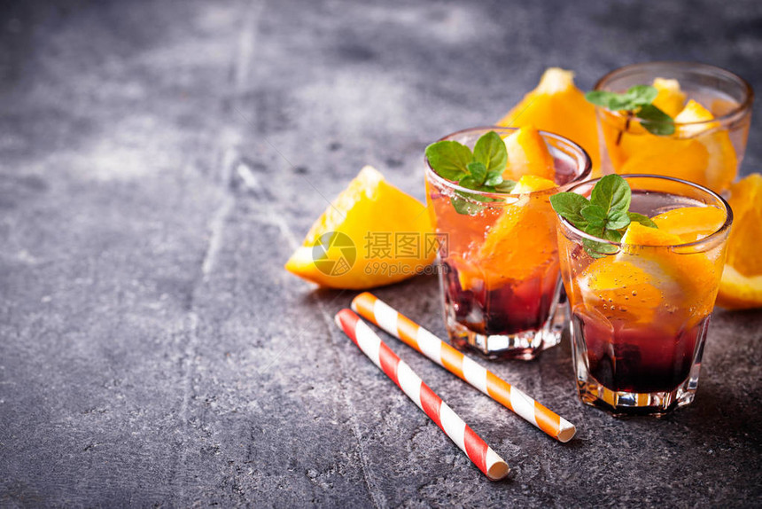 夏季新鲜冷饮配橙子和浆果选择聚焦图片