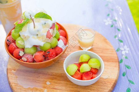 夏季甜味亚洲生活方式菜单吃清凉的甜冰高清图片