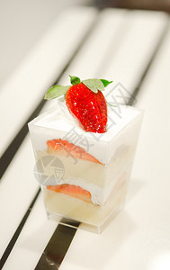 奶酪蛋糕加草莓装饰着新鲜草莓在图片