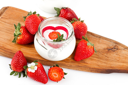 用新鲜草莓装饰的酸奶罐背景图片