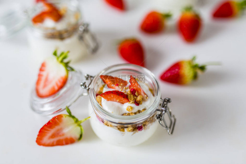 美味的酸奶配新鲜草莓和格兰诺拉麦片图片