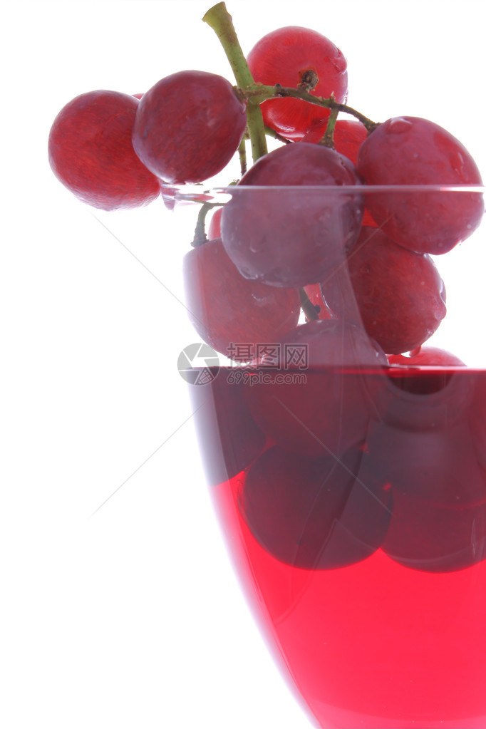 红酒特写中的红葡萄图片