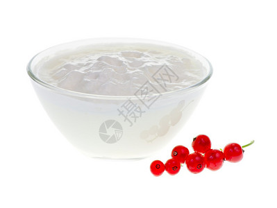 酸奶碗与白色背景上的红醋栗浆果图片