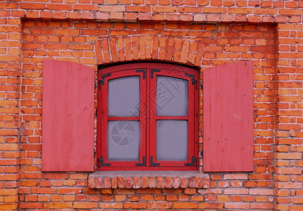 旧砖房正面的红窗背景图片