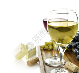 白葡萄酒和红葡萄酒杯配奶酪和葡萄图片