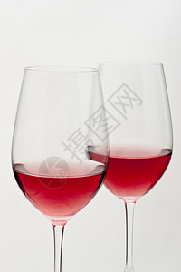两杯红葡萄酒在柔和的白光下背景图片
