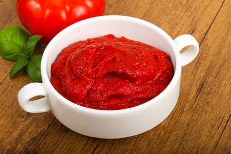 碗里有罗勒叶的番茄酱图片