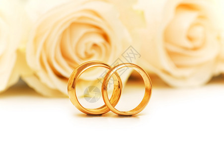 玫瑰和结婚戒指在图片