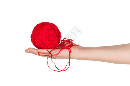 女人用红色的线条丝球手用来编织白本图片