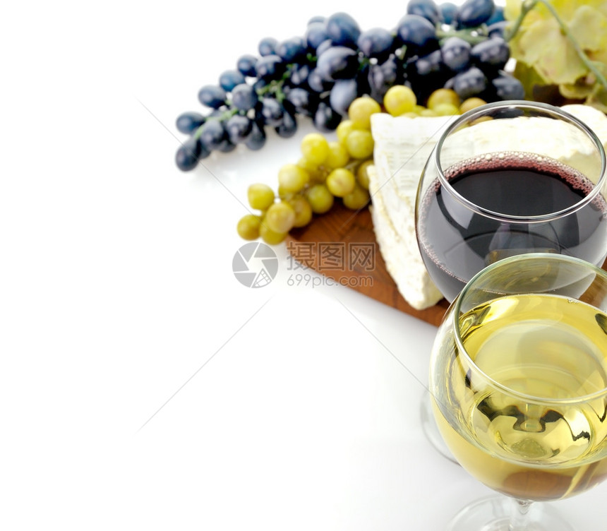 红白葡萄酒杯配奶酪和葡萄图片