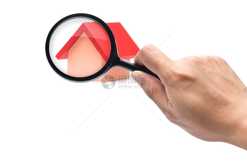 在白色的红色屋顶房屋上拿着放大镜看图片
