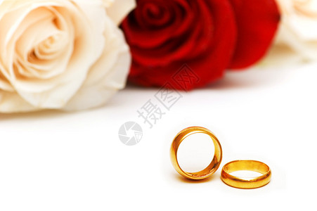 玫瑰和结婚戒指图片