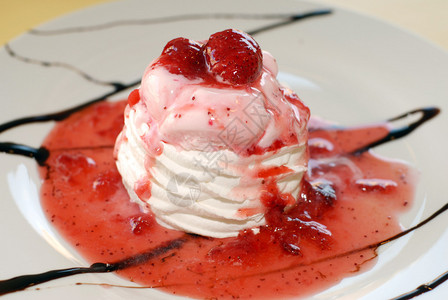 甜冷的冻香草冰淇淋和草莓酱甜点食品图片