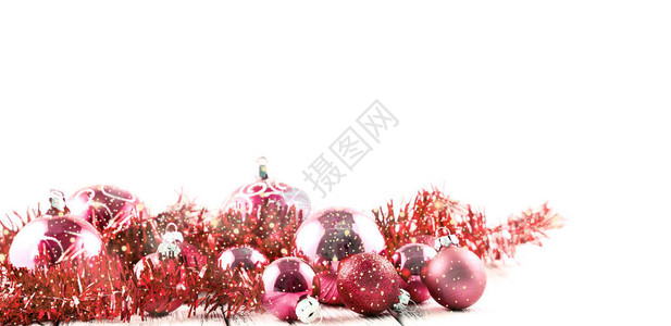 红色圣诞树球和装饰品白底色与闪亮图片