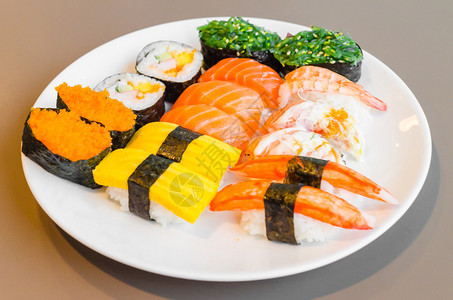 盘子里的寿司日本料理图片