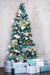 漂亮的豪华房间有圣诞树的装饰品图片