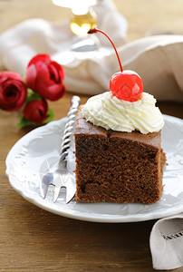巧克力生日蛋糕配樱桃和生奶油高清图片