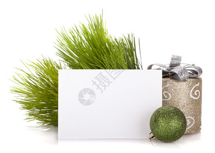 空的礼品卡和圣诞节装饰孤图片
