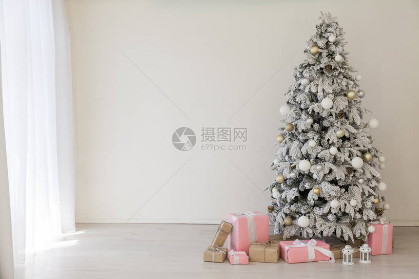 与白色圣诞树1的圣诞节家庭内部图片