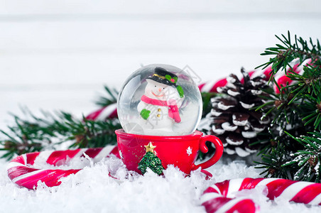 一个雪球有雪人圣诞节树和糖果甘蔗图片