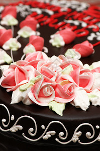 蛋糕上玫瑰装饰的特写图片