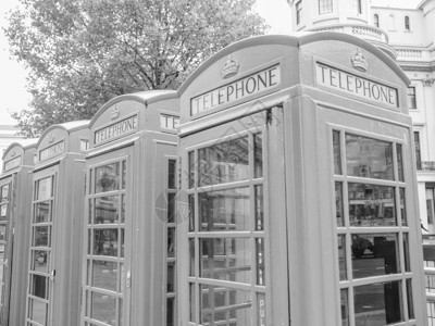 联合王国伦敦黑色和白色传统红色电话箱图片
