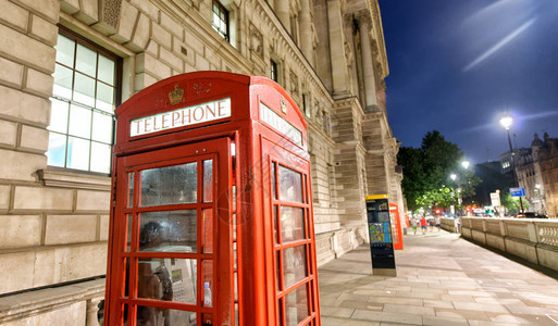 伦敦红色公用电话亭晚上在英国威图片