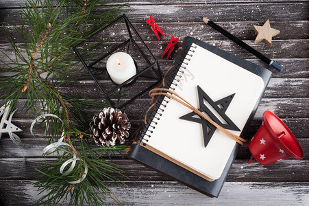 圣诞树空开的笔记本和斯堪的纳维亚风格的红xma装饰图片