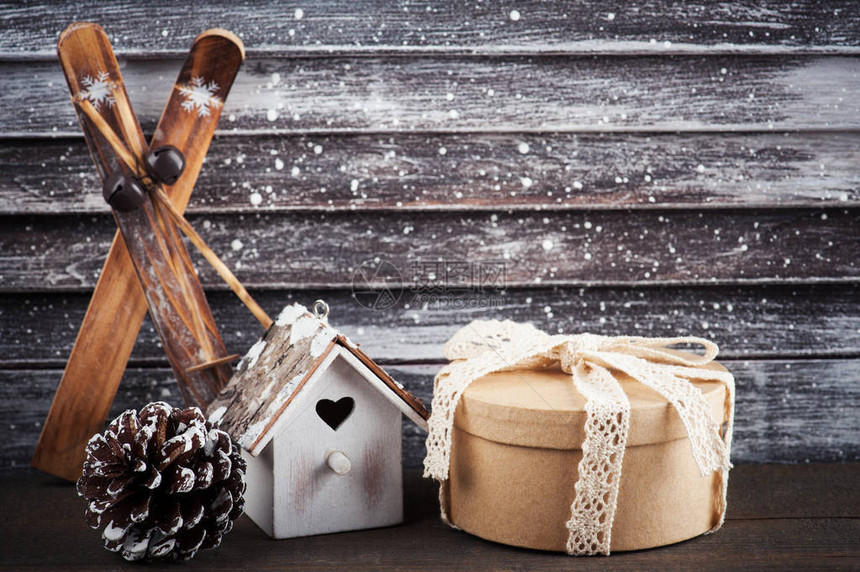 圣诞树礼物和滑雪装饰品以斯堪图片