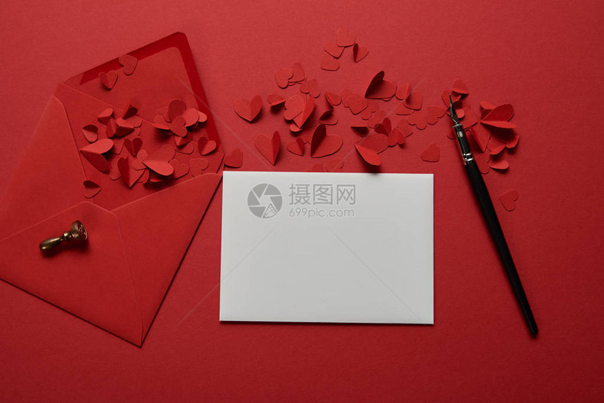 带有信封纸切红桃和红色背景上的笔空图片