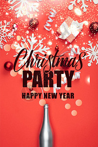 香槟酒瓶红圣诞玩具白丝带和装饰雪花图片