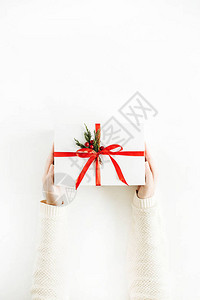 圣诞概念女人拿着礼物盒平躺着图片