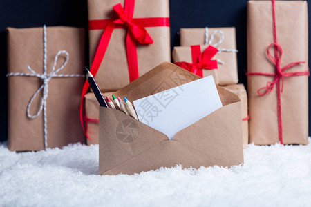 白雪上的圣诞礼盒和信封图片