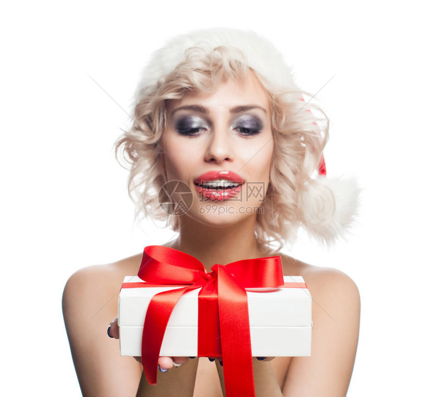 圣塔帽圣诞妇女手中带有红丝带的白马礼物盒图片