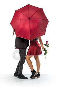 一对情侣在红伞后接吻图片