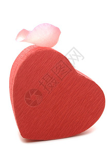 红心形礼物盒有玫瑰花瓣图片