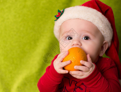 圣诞小男孩带着橘子的图片