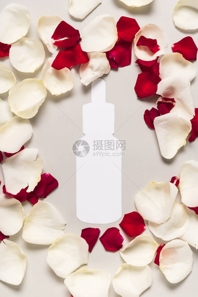 红玫瑰花瓣和白玫瑰花瓣上切掉一瓶鼻水图片