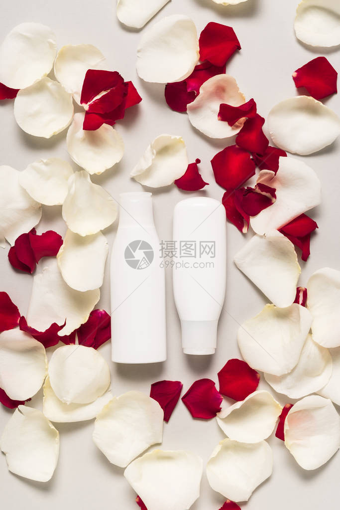 白玫瑰花瓣和红玫瑰花瓣上的瓶子图片