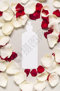 在红玫瑰花瓣和白玫瑰花瓣上切除液肥皂图片