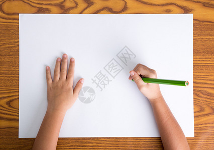 孩子的手在白纸上画图片