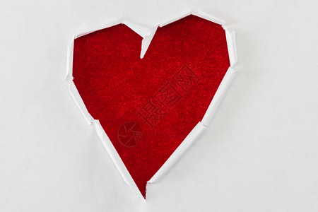 白纸被撕裂成心脏的形状向红天图片