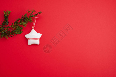 圣诞节日以红背景和图片
