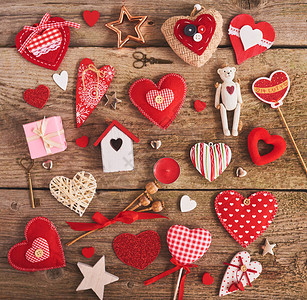 有很多不同的情人节日玩具心和礼物盒放图片