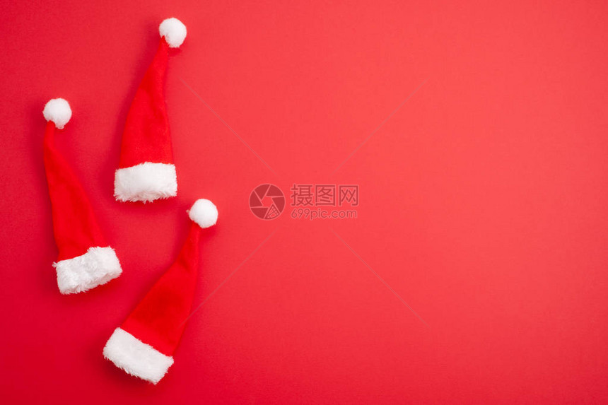 红色背景上的节日圣诞装饰品图片