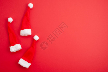 红色背景上的节日圣诞装饰品背景图片