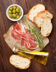 Bruschetta配料意大利熏火腿橄榄和橄榄油木图片
