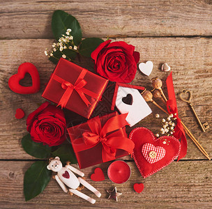 红玫瑰红心和礼品盒图片