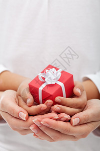 圣诞节赠与的快乐小礼物盒在女人和孩图片